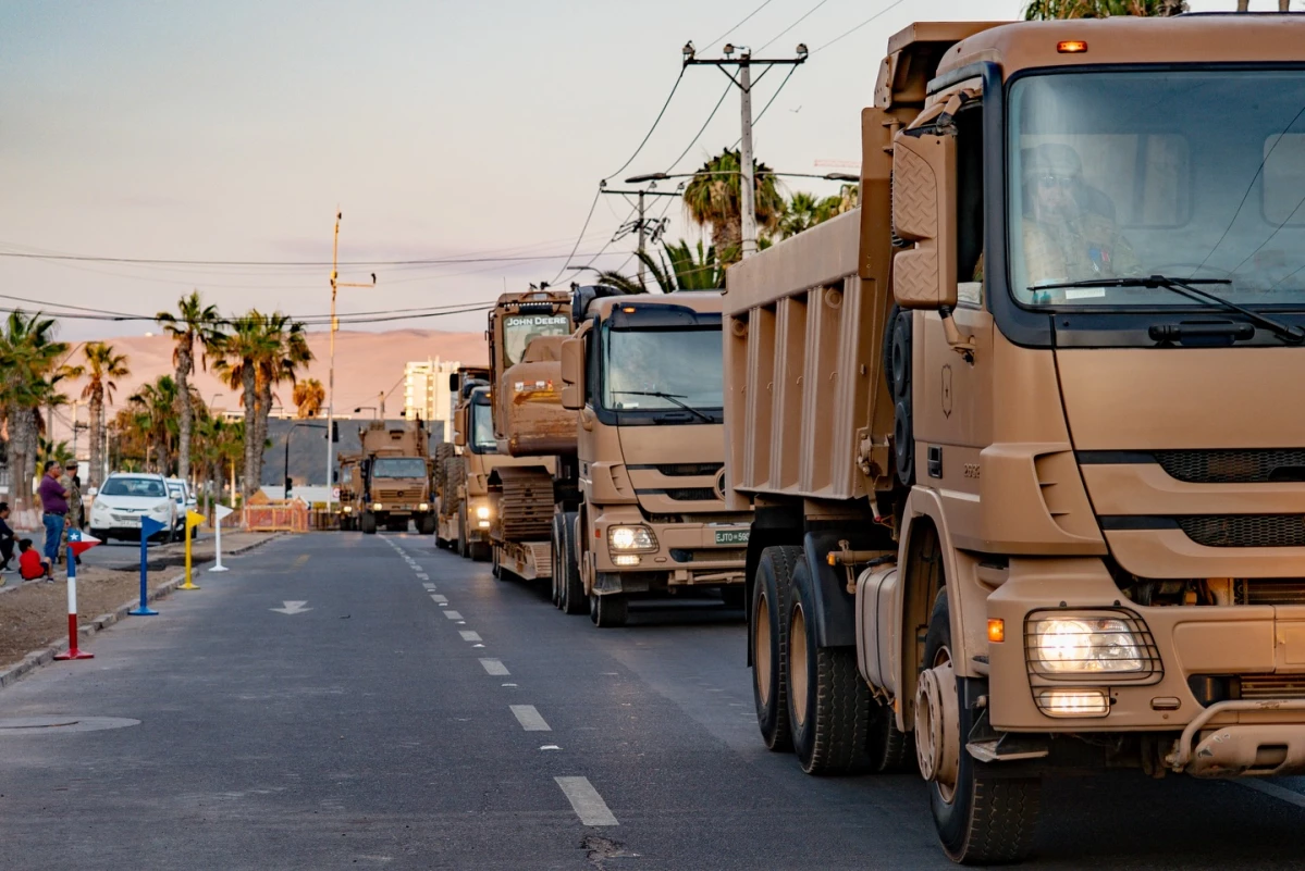 Camiones Mercedes Benz con tolva Actros 2632 y transportadores de maquinaria y material blindado Actros 3344 Firma Gobierno Regional de Arica y Parinacota