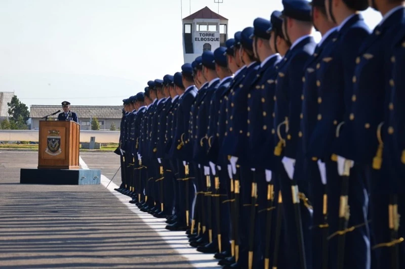 General de brigada aérea Alejandro Arévalo realizando su discurso en la ceremonia de egreso de la Promoción Hércules 2022 2025 de la Escuela de Aviación. Firma FACh