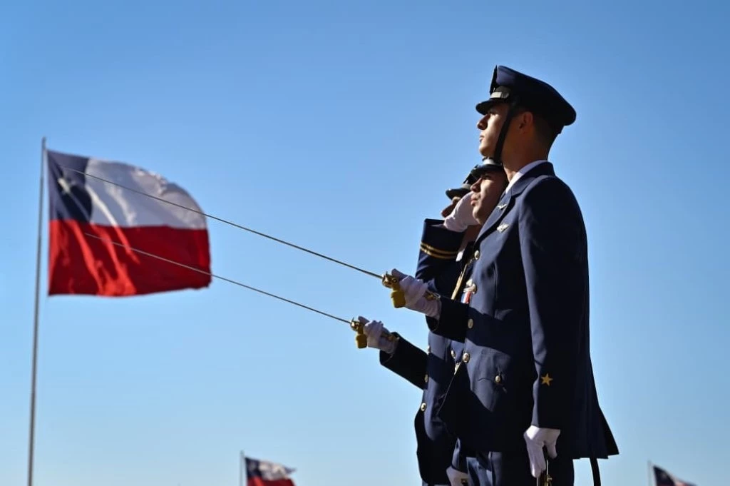 La Promoción Hércules 2022 2025 de la Escuela de Aviación efectúa el Juramento a la Bandera. Firma FACh