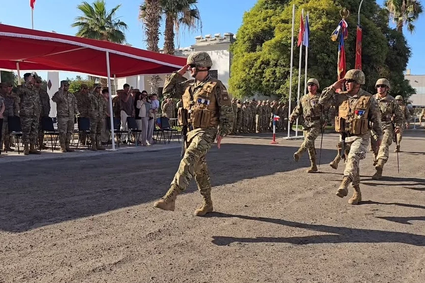 El mayor Machiavello lidera el desfile del Grupo de Artillería N°6 Dolores tras asumir el mando. Firma Brigada Motorizada N°4 Rancagua del Ejército de Chile