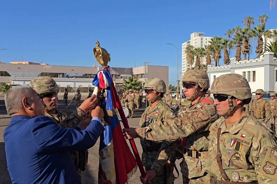 El alcalde Orlando Vargas impone la medalla Real Ciudad San Marcos de Arica al estandarte de combate del Grupo de Artillería N°6 Dolores. Firma Brigada Motorizada N°4 Rancagua del Ejército de Chile