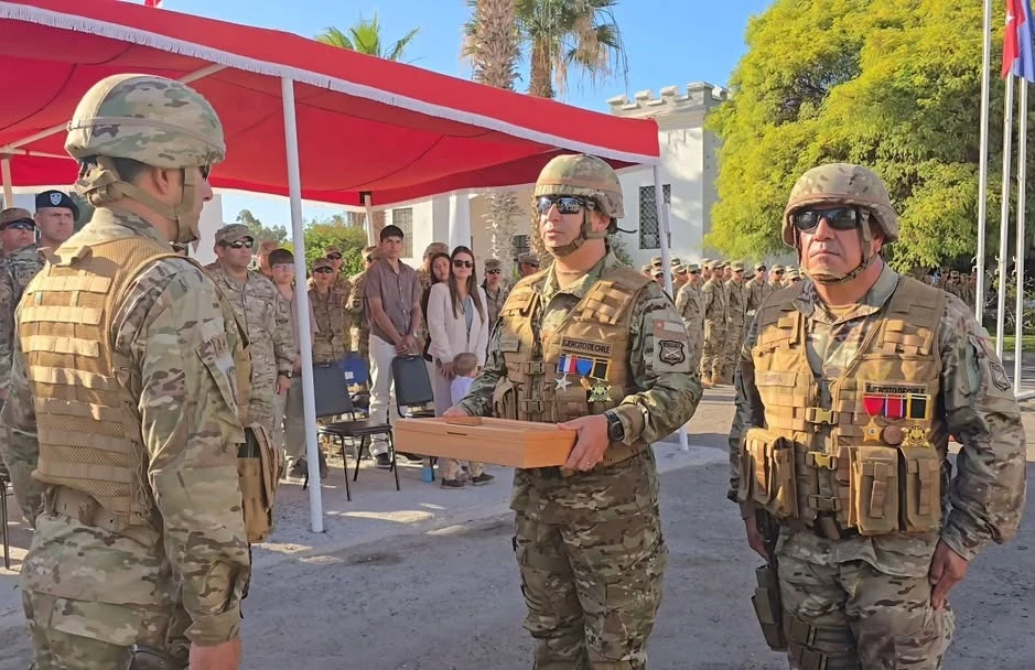 Entrega de gallardete de mando al teniente coronel Basoalto. Firma Brigada Motorizada N°4 Rancagua del Ejército de Chile