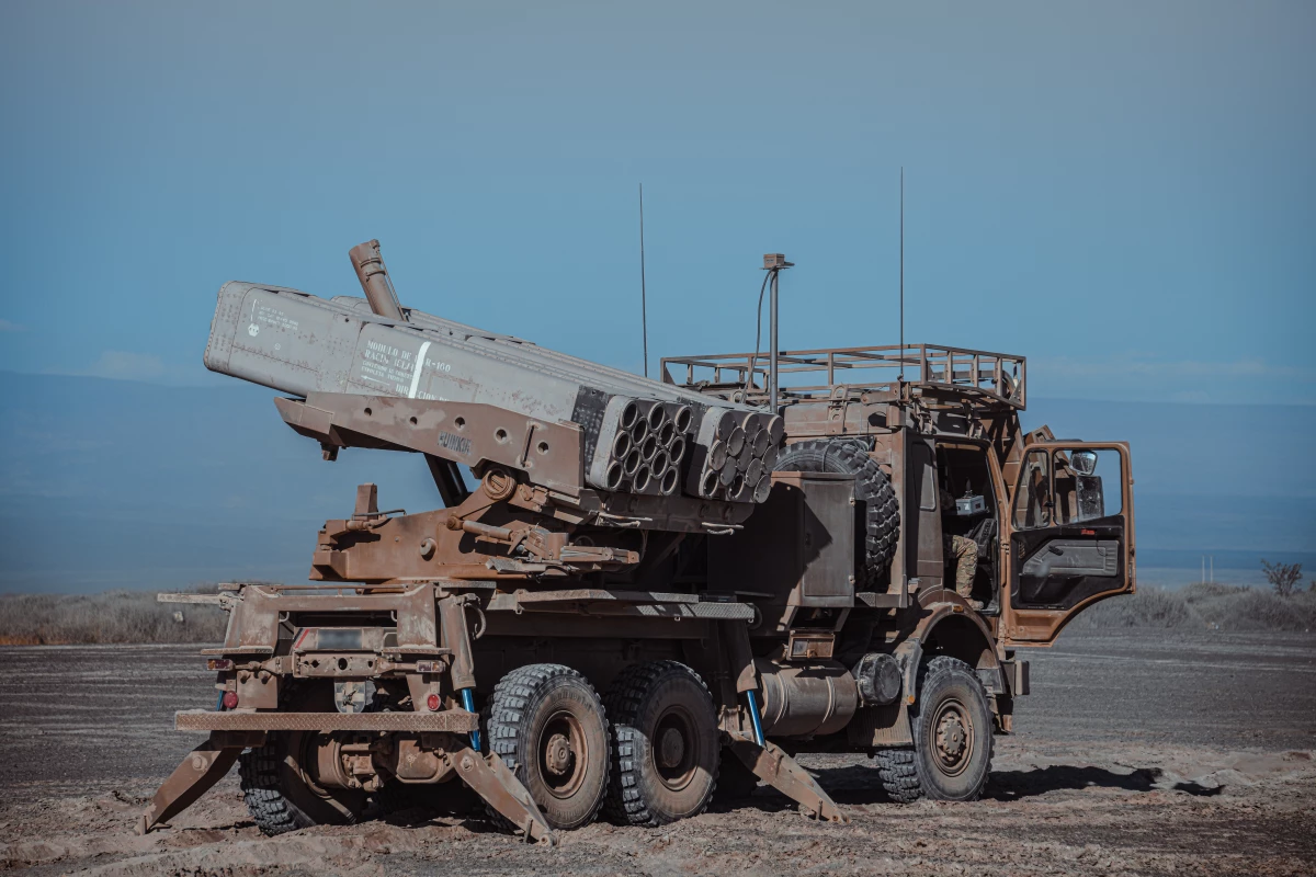Disparo de sistemas de artillería de cohetes LAR 160 y M142 Himars en Tarapacá. Firma Ejército de Chile 011
