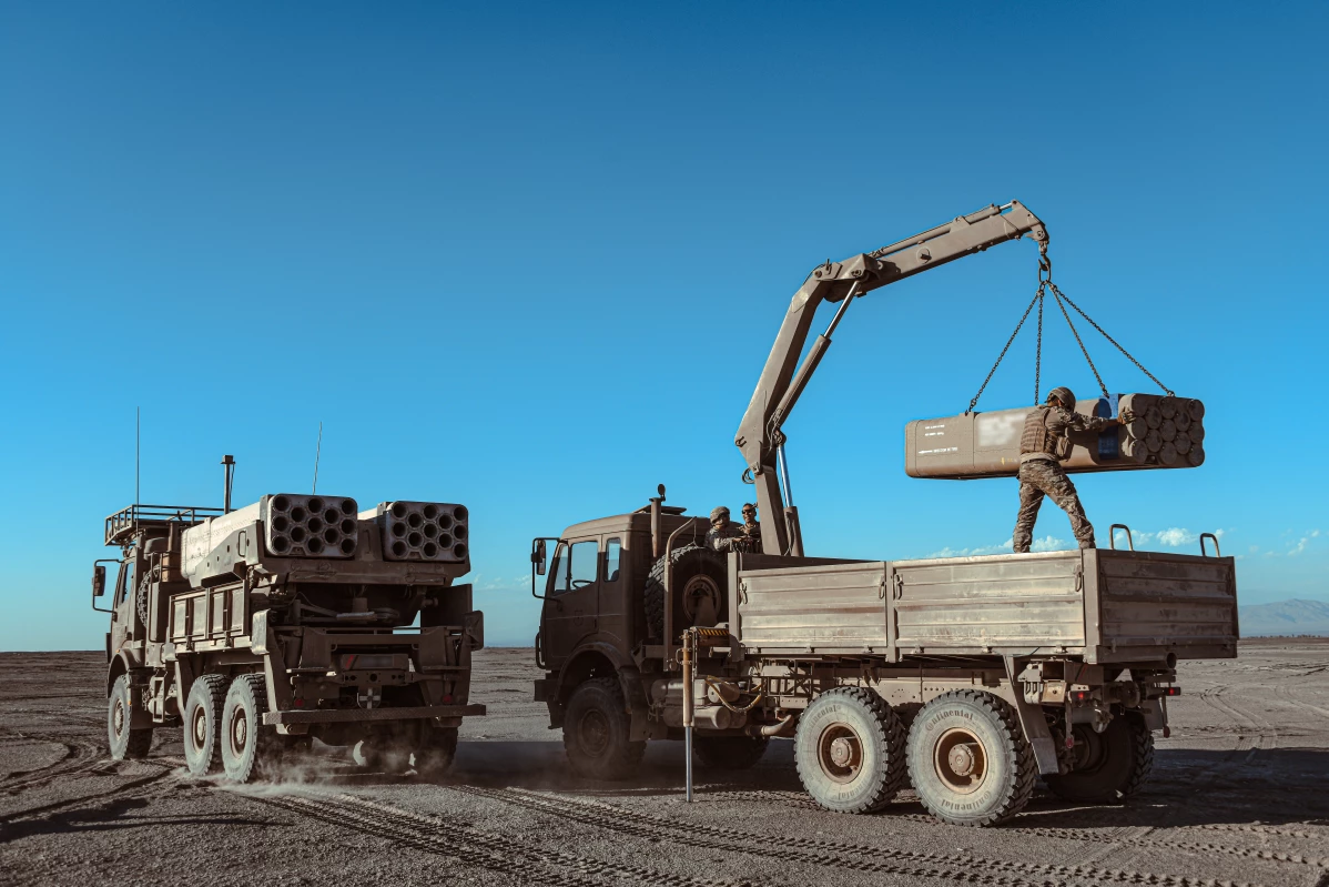 Disparo de sistemas de artillería de cohetes LAR 160 y M142 Himars en Tarapacá. Firma Ejército de Chile 015