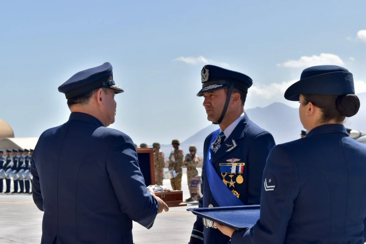 El general Fernández recibe el gallardete que acompañó su gestión de mando al frente de la V Brigada Aérea Firma FACh