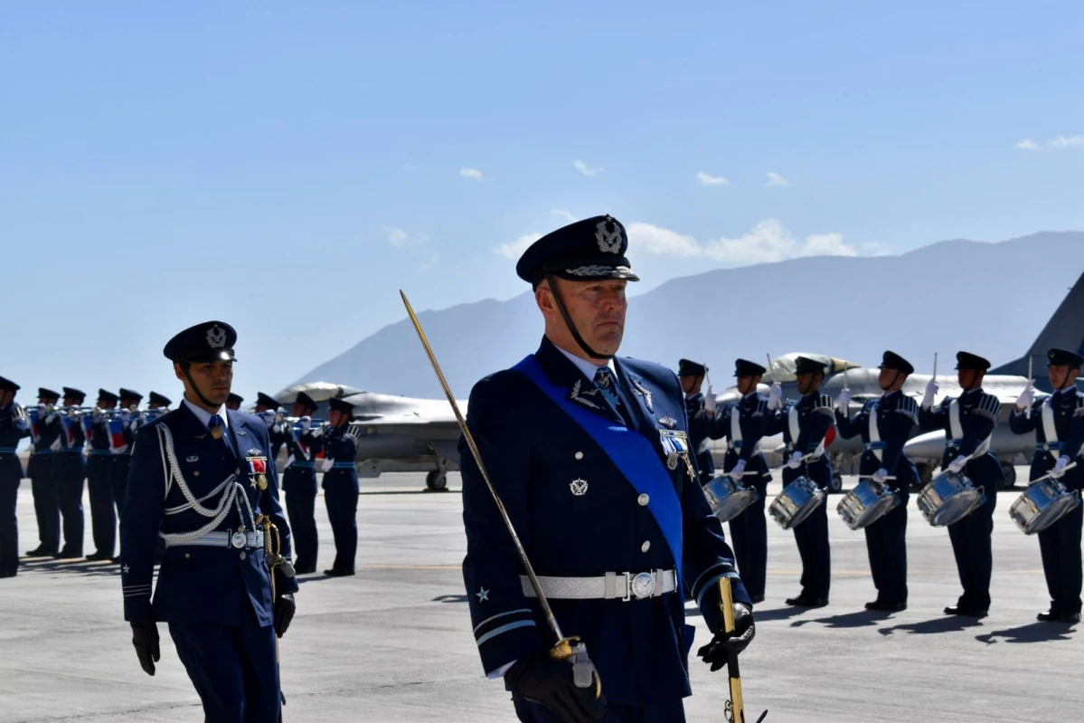 El general Eduardo Cuadra encabeza el desfile de cambio de mando de la V Brigada Aérea Firma FACh