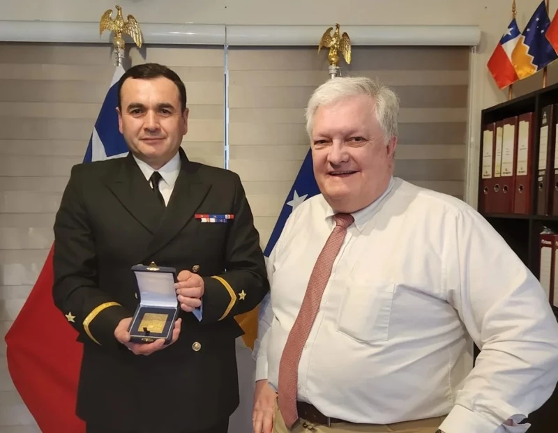Entrega de la medalla del Senado al suboficial mayor Roberto Araneda, el farero más antiguo en servicio en la Armada de Chile. Firma Senado de Chile