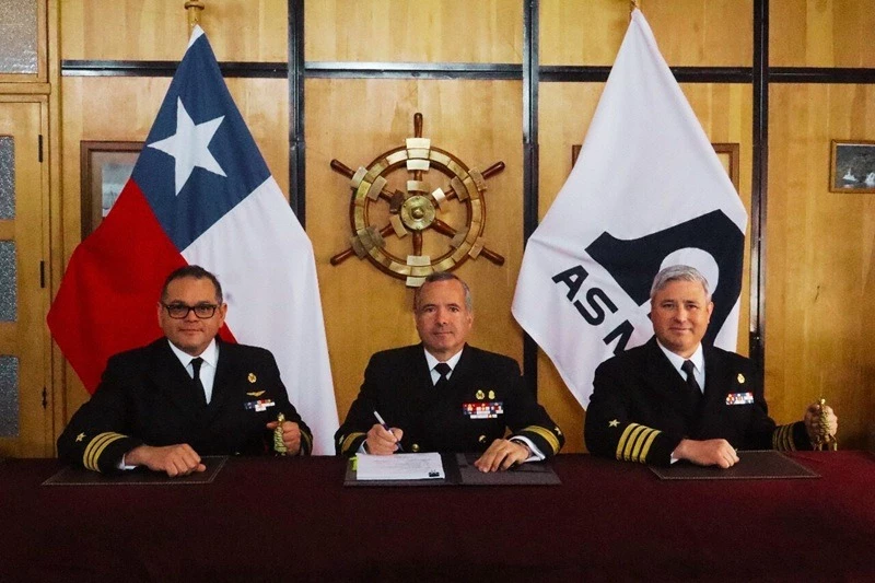 Capitán de Fragata Juan Guillermo Callejas contraalmirante José Miguel Hernández y capitán de navío Gonzalo Mitrovich en la firma de actas de cambio de administración de Asmar Magallanes Foto Asmar 002