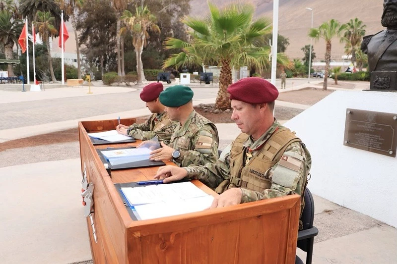 Firma de actas del cambio de mando Foto Escuela de Caballería Blindada del Ejército de Chile 002