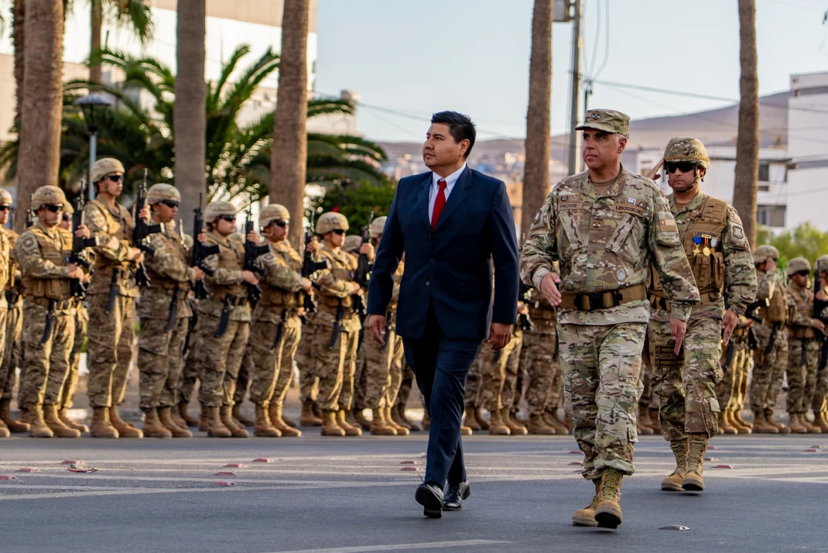 El gobernador Paco pasa revista a los efectivos de la Brigada Motorizada Nu00b04 Rancagua acompañado por el general Provis Firma Gobierno Regional de Arica y Parinacota