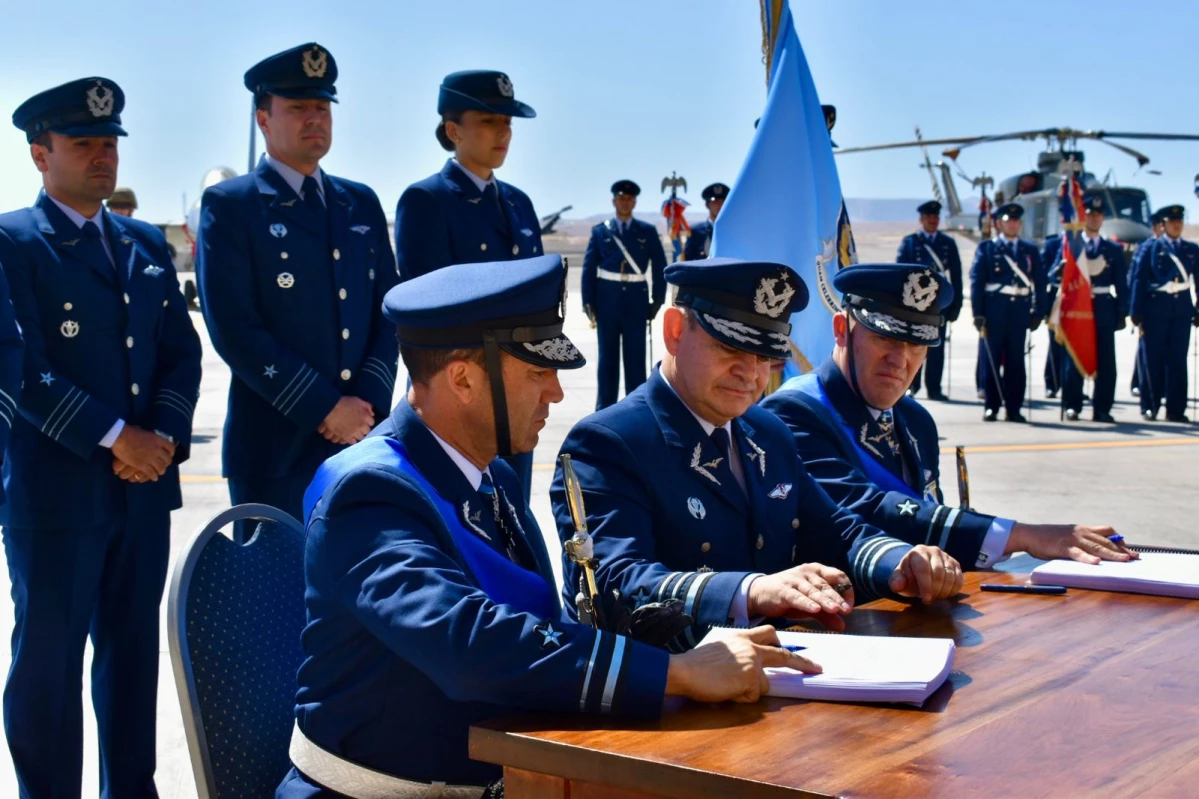 Firma de actas de cambio de mando de la V Brigada Aérea Firma FACh