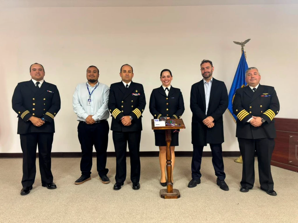 Integrantes de Diprida y de CCTVal en la ceremonia de defensa de tu00edtulo como ingeniera naval electricista de Apolinav Firma CCTVal