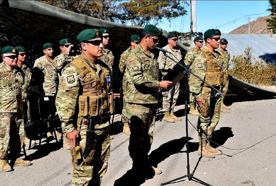 Lectura del decreto de cambio de mando del Grupo de Artillería N°14 Tarapacá. Firma Brigada Motorizada N°24 Huamachuco del Ejército de Chile