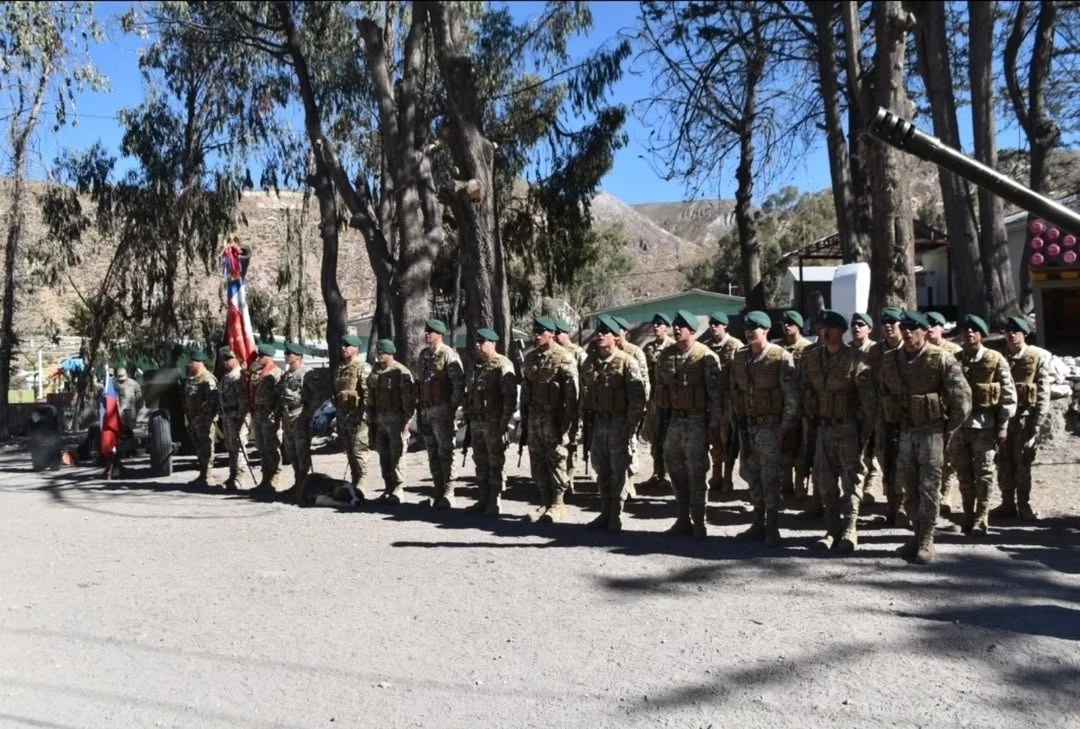 Personal del Grupo de Artillería N°14 Parinacota en la ceremonia de cambio de mando de la unidad. Firma Brigada Motorizada N°24 Huamachuco del Ejército de Chile