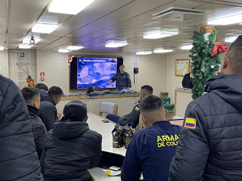 Instrucción de meteorología marina antártica a la tripulación del ARC 151 Simón Bolívar en Punta Arenas Firma Armada de Chile