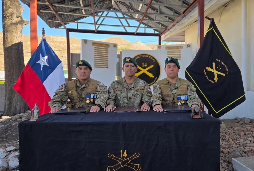 Firma de actas de cambio de mando en el Grupo de Artillería N°14 Parinacota. Firma Brigada Motorizada N°24 Huamachuco del Ejército de Chile