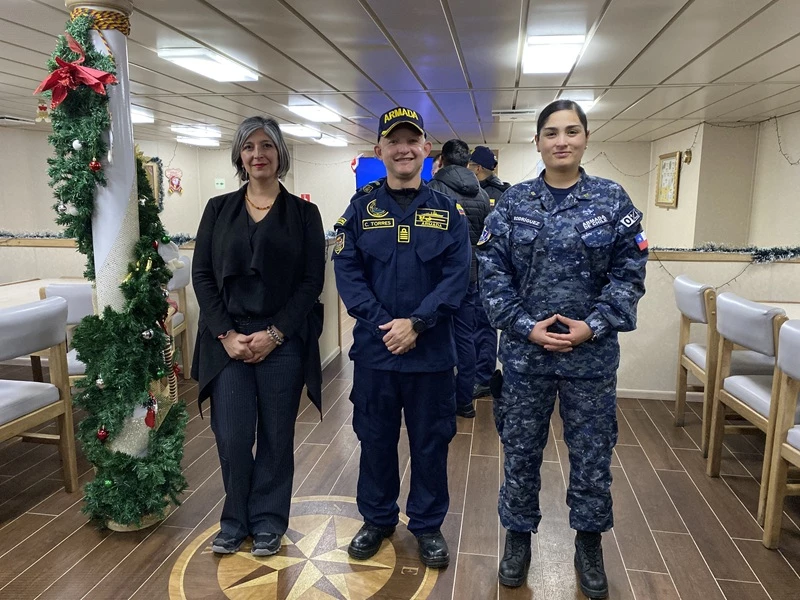 Claudia Pincheira y la teniente 1 u00b0Marilyn Rodru00edguez junto al comandante del ARC 151 Simu00f3n Bolu00edvar capitan de navu00edo Carlos Torres Firma Armada de Chile