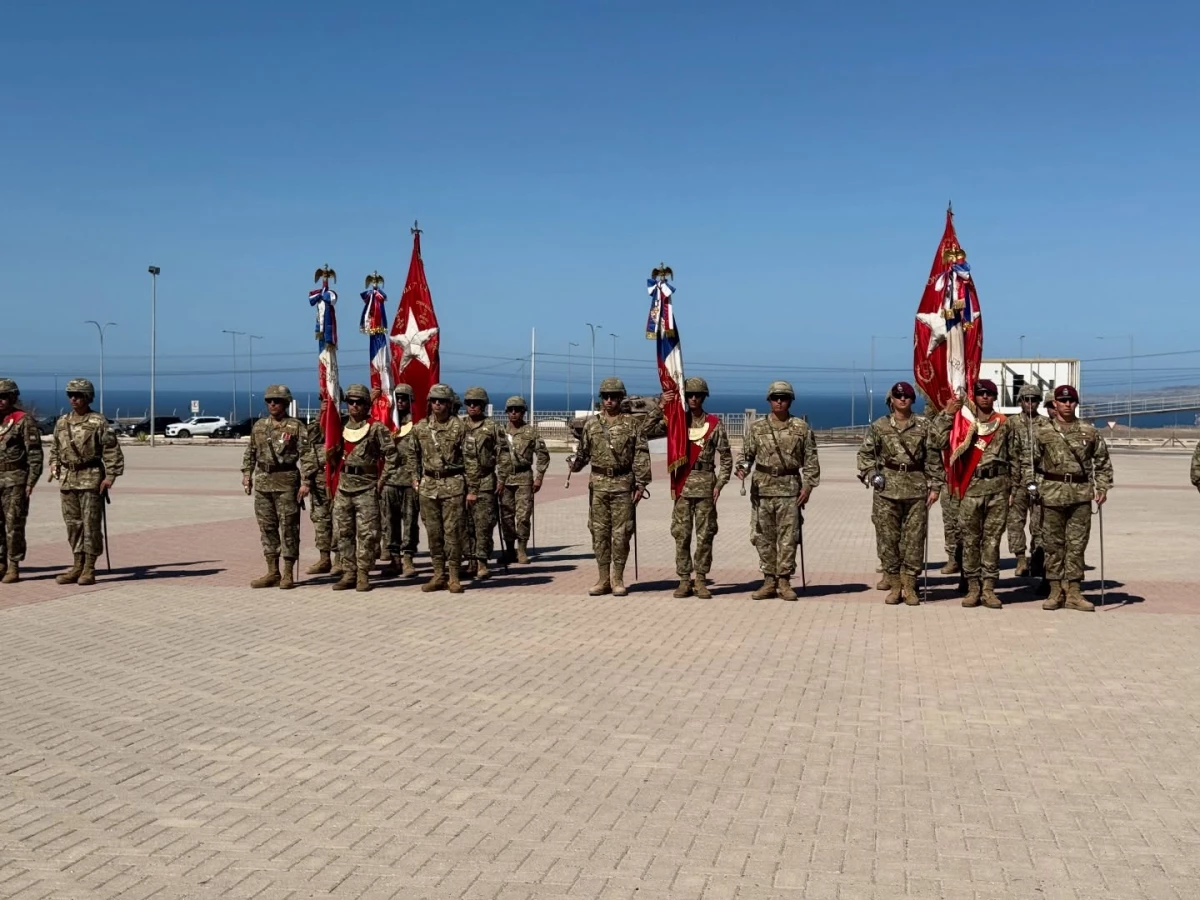 Estandartes de combate de unidades de la I División de Ejército en la ceremonia de cambio de mando. Firma Municipalidad de Antofagasta