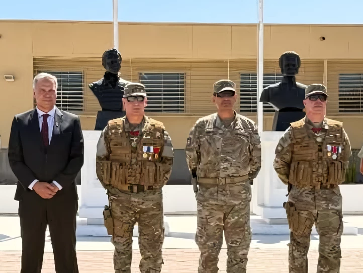 Alcalde Sacha Razmilic, general de brigada Luis Sagás, general de división Carlos Muñoz y general de brigada Eduardo Valdivia. Firma Municipalidad de Antofagasta 002