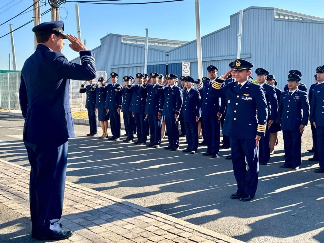El general de aviación Miguel Stange recibe el saludo del coronel Carlos Salazar Firma FACh